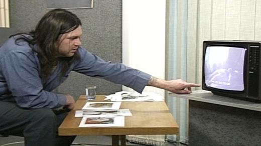 Jindřich Gančarčík sleduje záběry z místa činu