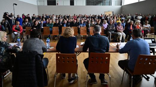 Diskuse s občany na témata související s provozováním hazardu na území obce, Chrášťany u Prahy 15. dubna 2024