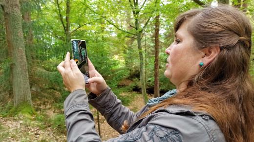 Ředitelka Geoparku Ralsko Lenka Mrázová ukazuje, jak to funguje