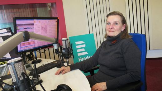Eva Hanková ve studiu Českého rozhlasu Hradec Králové