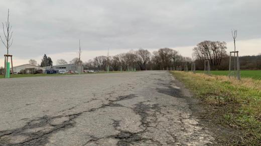 Poničená silnice mezi Vinary a místní částí Předmostí