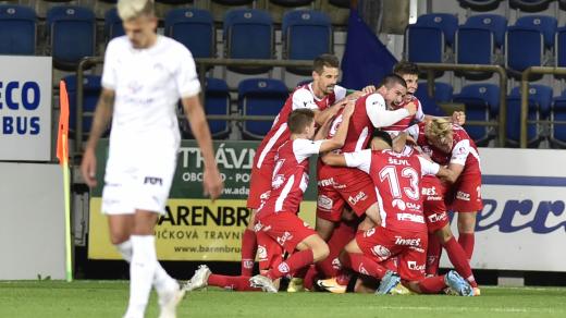 Hráči Pardubic se radují z gólu v utkání 6. kola první fotbalové ligy se Slováckem