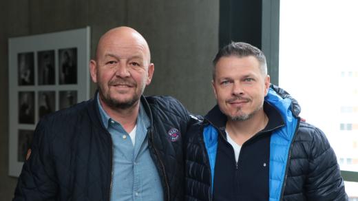 Pavel Nečas a bývalý fotbalový reprezentant Libor Sionko před rozhovorem v pořadu Na place