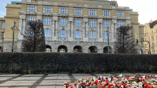 Pieta před Filozofickou fakultou v Praze