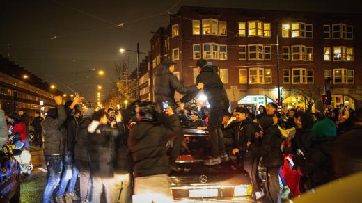 Fanoušci v Amsterdamu během oslav fotbalového vítězství Maroka