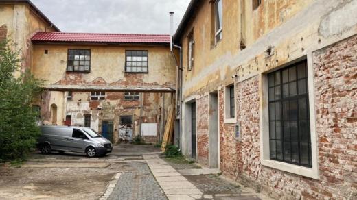 Bývalá továrna na barety a fezy v centru Strakonic