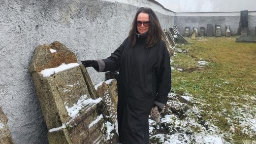Opuštěný hřbitov v zaniklé vesničce Hodňov u Lipna obnovují nadšenci, na snímku Lenka Hůlková