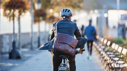 Cyklista ve městě, Do práce na kole, cyklistika, přilba, jízdní kole, elektrokolo, ilustrační