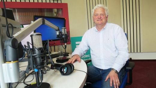 Pavel Žák ve studiu Českého rozhlasu Hradec Králové