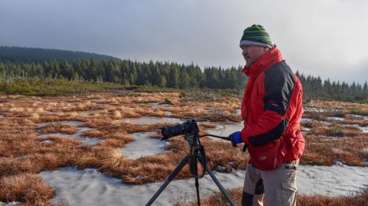 Viktor Kuna při natáčení na Velké klečové louce v Jizerských horách