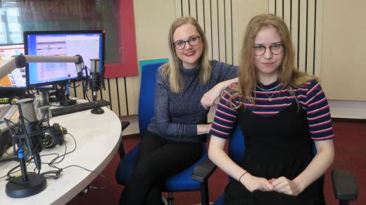 Tereza Vodochodská a Veronika Vítková ve studiu Českého rozhlasu Hradec Králové