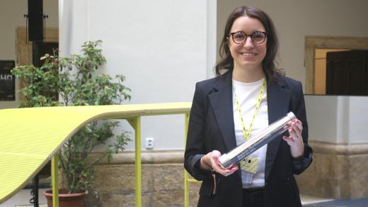 Ředitelka festivalu Eva Navrátilová s festivalovou cenou – krasohledem