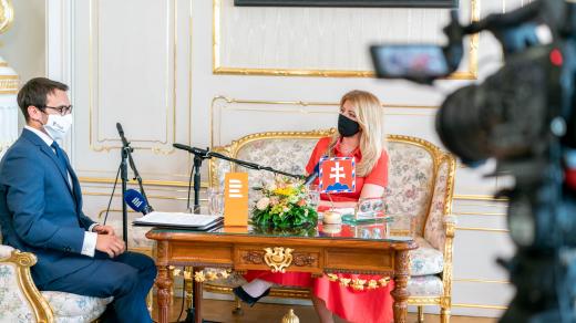„V životě jsem stála na mnoha hodnotových křižovatkách a zatím bych to shrnula, že jsem měla to štěstí stát ve sporech na straně slabších a byly i jiné možnosti. A zároveň nemusím špatně spát ve vztahu k žádnému ze svých rozhodnutí,“ říká Čaputová.