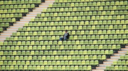 prázdný stadion