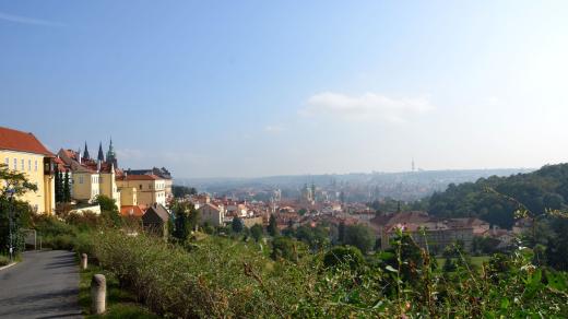 Nad Velkou strahovskou zahradou, vlevo Úvoz