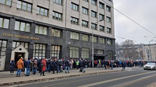 Na výroční tisícikorunu stáli lidé před pobočkou ČNB ve frontě několik hodin