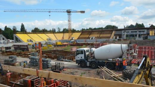 Práce na hradeckém stadionu pokračují, začíná repase lízátek