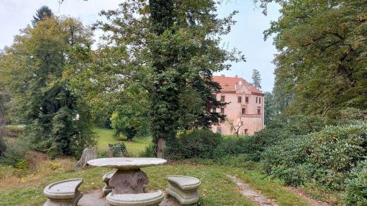 Při popíjení kávy u zahradního stolu mohli hosté pozorovat zámek