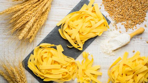Oblíbené jsou i široké dlouhíé nudle. Ty nejširší se jmenují pappardelle, následují fettuccine a pak z této trojice nejtenčí tagliatelle