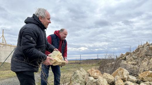 V Tučíně vyhlásili „šutrosbírku“ na rozhlednu. Nalevo starosta obce Jiří Řezníček