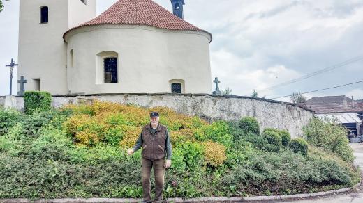 Kostelník Zdeněk Otradovec u kostela sv. Václava v Libouni