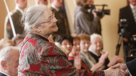 Ministr obrany ČR Alexandr Vondra předal první osvědčení podle zákona o třetím odboji účastníkům odboje a odporu proti bývalému komunistickému režimu. Vlevo Marie Rút Křížková, oceněná za dlouhodobou aktivní činnost proti komunistickému režimu (2012)