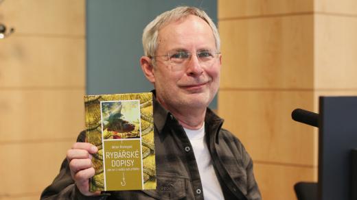 Milan Rozsypal s knihou Rybářské dopisy