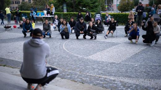 Organizace Beztíže se snaží mladým lidem pomáhat v jejich složitých situacích. Chodí za nimi na trampolínu i do nákupáků