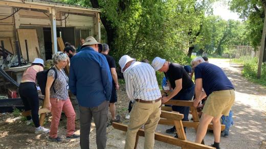 Skupina dobrovolníků z Česka a Spojených států pomáhá v Izraeli
