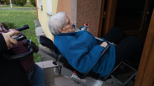 Manipulace se seniorkou na vozíku