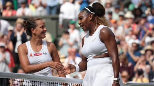 Soupeřky Barbora Strýcová a Serena Williamsová po souboji na Wimbledonu, 2019