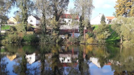 Doudleby se celá staletí skrývaly na meandru řeky Malše. Od Českých Budějovic byly přístupné pouze po dřevěné lávce pro pěší