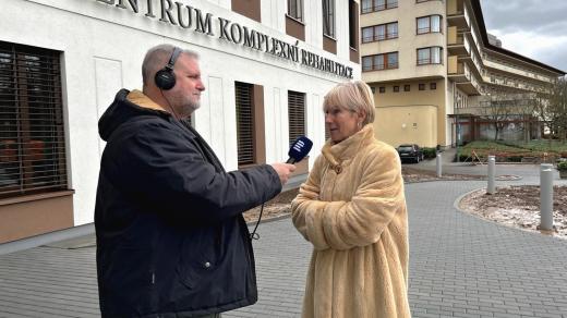 MUDr. Jitka Ferbrová a moderátor Pavel Kudrna před Centrem komplexní rehabilitace Lázně Bělohrad při přímém přenosu