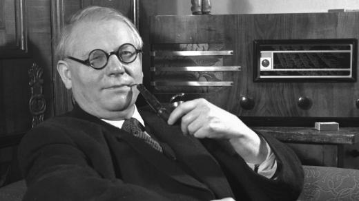 Josef Lada ve svém bytě, 1947