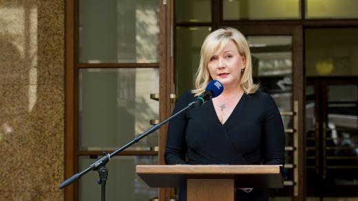 Vicepremiérka Alena Schillerová (za ANO) připomněla před budovou Českého rozhlasu hrdinství jednotlivců, které je podle ní podstatným prvkem svobody a demokracie
