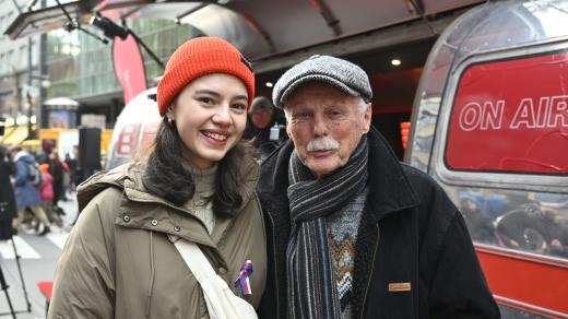 Adile Abljalimová, studentka a členka spolku Díky že můžem, a Petr Brukner, herec Divadla Járy Cimrmana