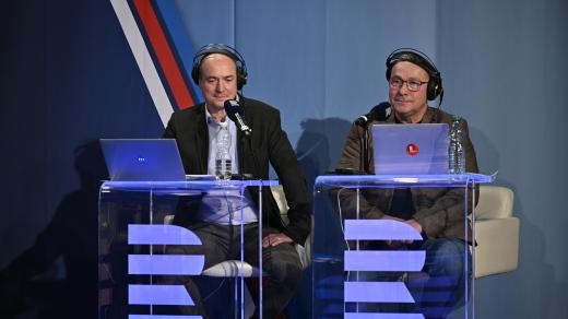 Moderátoři vysílání Českéhgo rozhlasu ke sčítání hlasů ve volbách Jan Bumba (vlevo) a Jan Pokorný (vpravo)