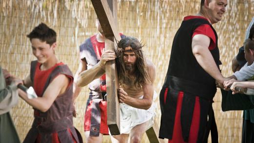 Společnost pro zachování hořických pašijových her z Hořic na Šumavě zahrála v sobotu v Klášterní zahradě v Českém Krumlově pašijové hry o ukřižování Ježíše Krista