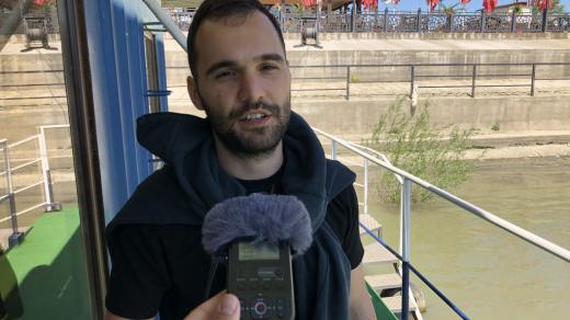 Laurentiu pracuje v Londýně. Na jih Rumunska se vrací pomáhat rodině s podnikáním