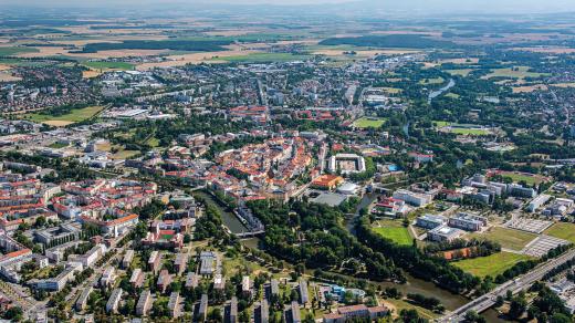 Díky zlaté éře královéhradecké architektury na začátku 20. století a díky stavbám Josefa Gočára a Jana Kotěry se Hradec Králové pyšní označením Salon republiky