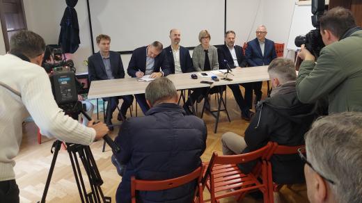 Jednání o koalici na královéhradecké radnici sleduje reportér Jakub Vik