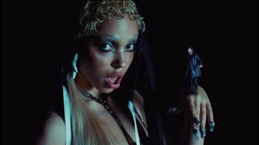 FKA twigs a The Weeknd ve videu k písni Tears In The Club