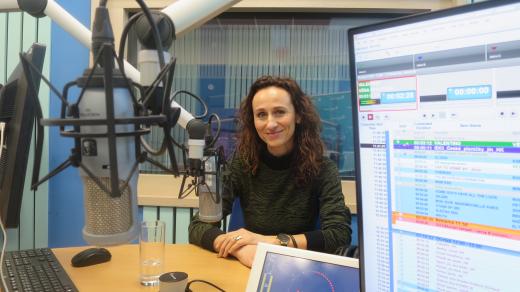 Jana Kastnerová ve studiu Českého rozhlasu Hradec Králové