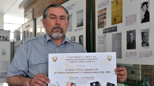 Historik František Hanzlík na výstavě Krajané v USA a vojenský exil pro obnovu demokracie v Československu v prostorách Univerzity obrany v Brně