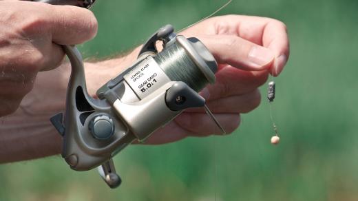 Rybář, prut, naviják, olovo, olůvko, rybaření