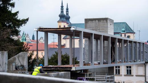 V Litomyšli na konci listopadu 2022 usadili novou lávku nad silnicí I/35