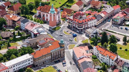 Červený Kostelec leží v malebném východním podhůří Krkonoš. První zmínka o Kostelci je z roku  1362. Přívlastek Červený užívá Kostelec od r. 1876, kdy byl povýšen na město