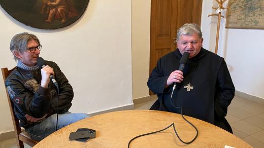 Režisér Jiří Strach a břevnovský opat Petr Prokop Siostrzonek