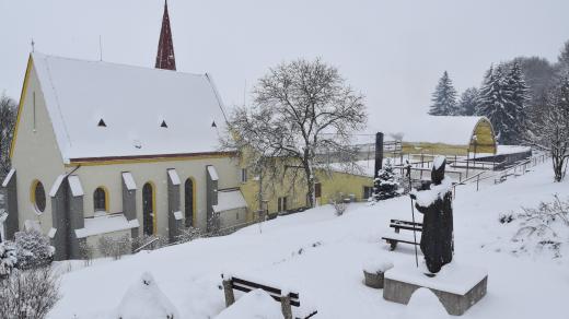 Zasněžený areál Českomoravské Fatimy v Koclířově