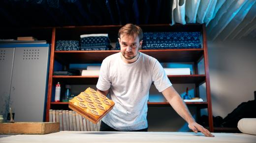 Designér Matej Rabada při práci ve své dílně